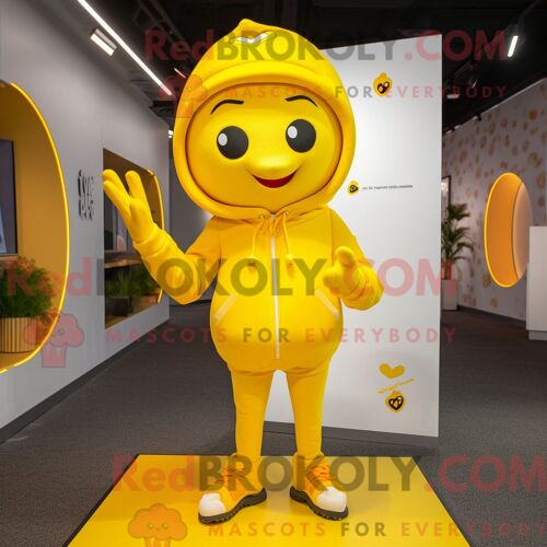 Personnage De Costume De Mascotte Redbrokoly De Flèche Jaune D Amour Habillé Avec Un Sweat À Capuche Et Des Bracelets De Cheville