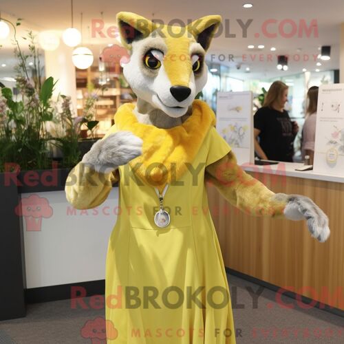 Costume De Mascotte Redbrokoly De Thylacosmilus Jaune Citron Personnage Habillé Avec Une Robe Longue Et Des Boucles D Oreilles
