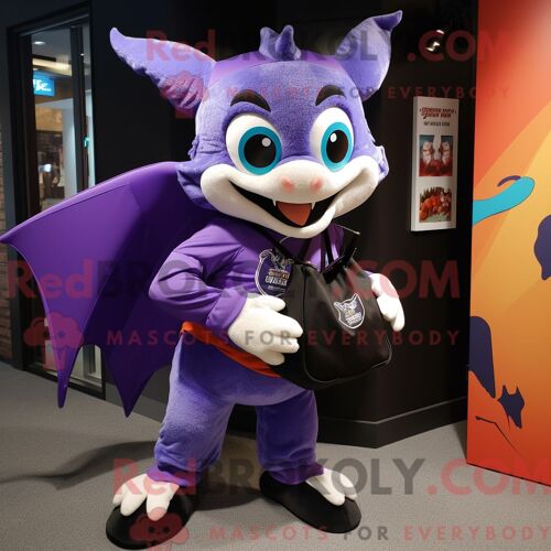 Personnage De Costume De Mascotte Redbrokoly De Chauve-Souris Violette Habillé D Un Short De Course Et De Sacs Fourre-Tout