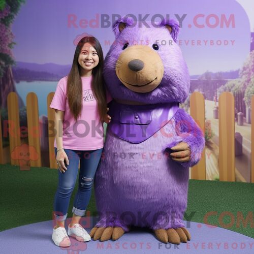 Costume Mascotte Redbrokoly De Capybara Lavande Personnage Habillé Avec Un Jean Maman Et Des Porte-Clés