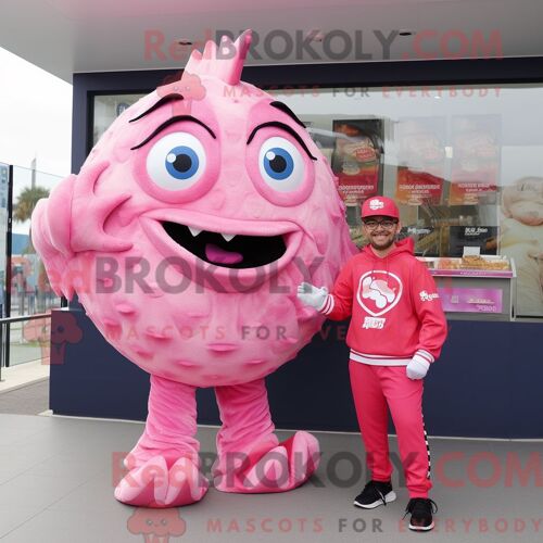 Personnage De Costume De Mascotte Redbrokoly De Fish And Chips Rose Habillé Avec Un Rash Guard Et Des Pinces À Chaussures