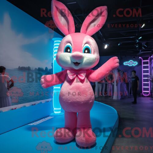 Costume Mascotte Redbrokoly De Lapin Rose Habillé D Un Maillot De Bain Une Pièce Et De Noeuds Papillons