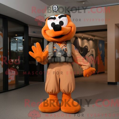 Costume De Mascotte Redbrokoly De Soldat De L Armée De L Air Orange Habillé D Un T-Shirt Graphique Et De Noeuds Papillons