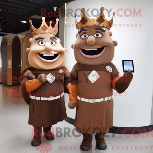 Costume Mascotte Redbrokoly De Brown King Habillé Avec Une Robe Fourreau Et Des Montres Intelligentes