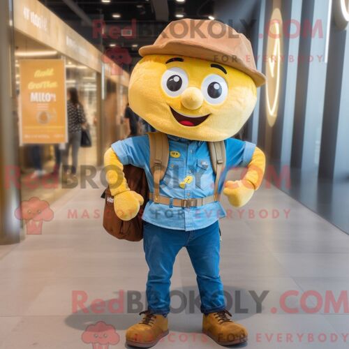 Personnage De Costume De Mascotte Redbrokoly De Chocolats Dorés Habillé Avec Une Chemise En Jean Et Des Sacs À Dos