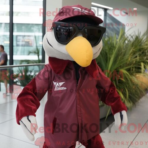 Costume Mascotte Redbrokoly De Dimorphodon Marron Habillé Avec Une Parka Et Des Lunettes De Soleil