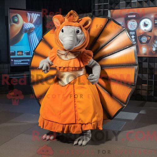Costume Mascotte Redbrokoly De Tatou Orange Habillé D Une Jupe Circulaire Et De Portefeuilles