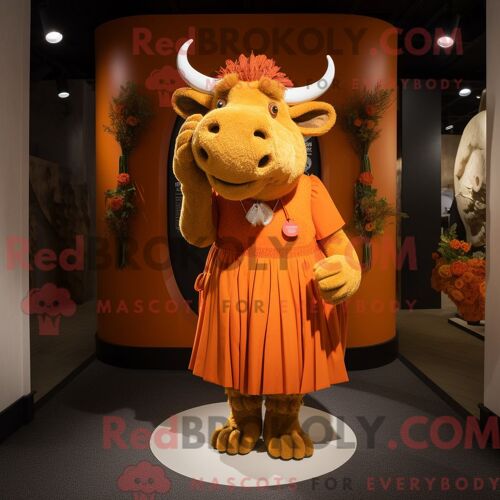 Costume De Mascotte Redbrokoly De Rhinocéros Laineux Orange Personnage Habillé Avec Une Robe Droite Et Des Bagues