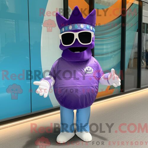 Costume Mascotte Redbrokoly Du Roi Lavande Personnage Habillé Avec Une Combinaison Et Des Lunettes De Soleil