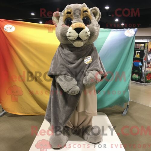 Costume De Mascotte Redbrokoly Silver Crow Habillé D Une Chemise Henley Et De Clips Pour Écharpe