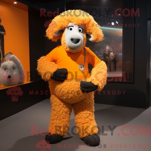 Costume De Mascotte Redbrokoly De Mouton Mérinos Orange Habillé D Un T-Shirt Henley Et De Ceintures