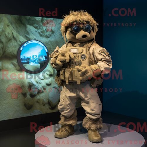 Costume De Mascotte Redbrokoly Tan Marine Recon Habillé D Une Parka Et De Montres Intelligentes