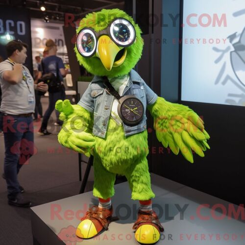 Mascotte Redbrokoly De Personnage De Vampire Gris Habillé Avec Une Parka Et Des Bracelets