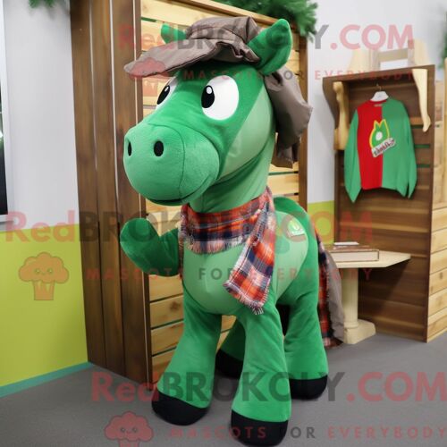 Costume De Mascotte Redbrokoly De Cheval Vert Habillé D Une Chemise En Flanelle Et D Épingles À Châle