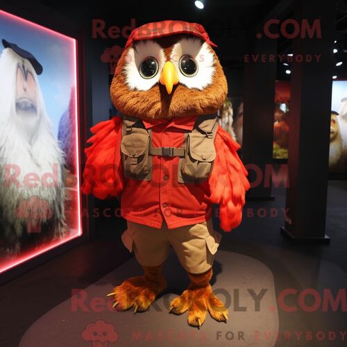 Personnage De Costume De Mascotte Redbrokoly De Hibou Rouge Habillé D Un Short Cargo Et D Une Écharpe