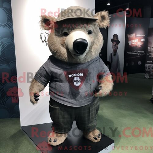 Costume De Mascotte Redbrokoly De Sanglier Habillé Avec Un T-Shirt À Col En V Et Des Chapeaux