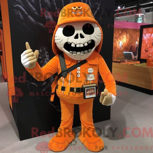 Costume Mascotte Redbrokoly D Épouvantail Vert Habillé D Un Sweat À Capuche Et De Montres Connectées