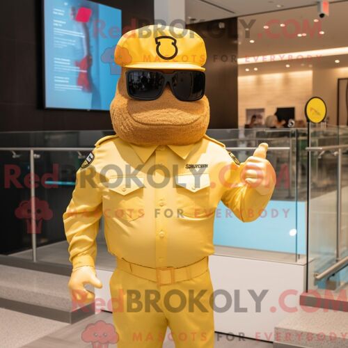 Personnage De Costume De Mascotte Redbrokoly De Soldat De L Armée D Or Habillé D Un Maillot De Bain Et De Lunettes De Soleil
