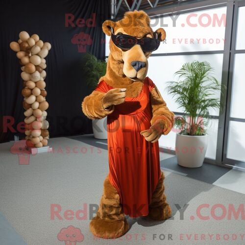 Costume De Mascotte Redbrokoly De Chameau Rouille Habillé D Une Robe De Soirée Et De Lunettes De Soleil