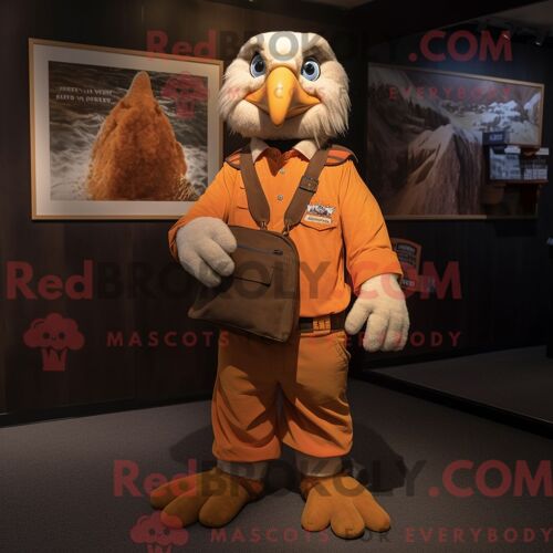 Personnage De Costume De Mascotte Redbrokoly Rose Marron Habillé Avec Un Sweat-Shirt Et Des Épingles À Chapeau
