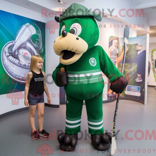 Mascotte Redbrokoly De Bâton De Hockey Sur Glace Vert Forêt Personnage Habillé Avec Un Maillot De Bain Une Pièce Et Des Ceintures De Smokin