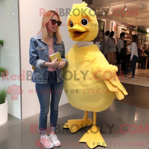 Costume De Mascotte Redbrokoly De Gosling Jaune Citron Habillé Avec Un Jean Maman Et Des Pinces À Cheveux