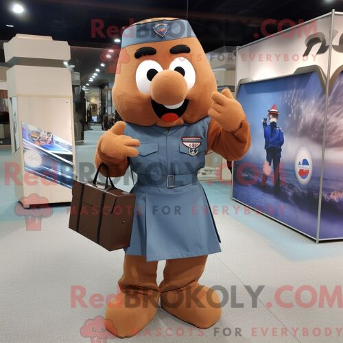 Personnage De Costume De Mascotte Redbrokoly De Soldat De L Armée De L Air De Rust Habillé Avec Un Pantalon Habillé Et Des Sacs Fourre-Tout