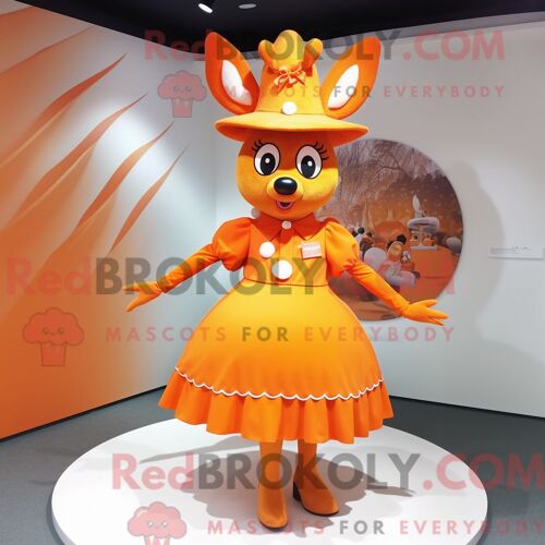 Costume De Mascotte Redbrokoly De Cerf Orange Habillé D Une Jupe Circulaire Et D Épingles À Chapeau