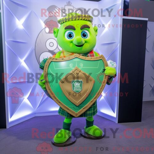 Personnage De Costume De Mascotte Redbrokoly De Bouclier Celtique Vert Citron Habillé Avec Une Chemise En Flanelle Et Des Sacs À Dos