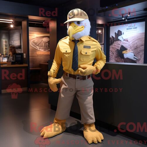 Costume De Mascotte Redbrokoly De Pygargue À Tête Blanche Jaune Habillé D Une Chemise Oxford Et De Bérets