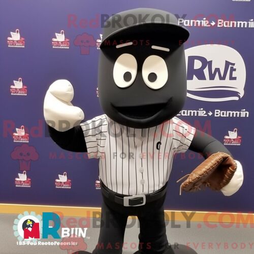 Personnage De Costume De Mascotte Redbrokoly De Gant De Boxe Noir Habillé Avec Un T-Shirt De Baseball Et Des Épingles À Cravate