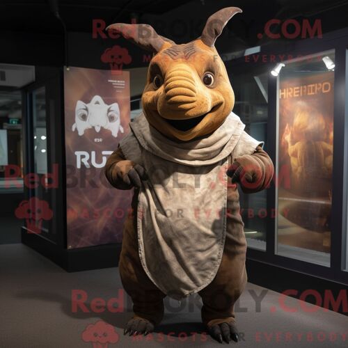Costume De Mascotte Redbrokoly De Peach Attorney Habillé Avec Un Sweat-Shirt Et Un Porte-Monnaie