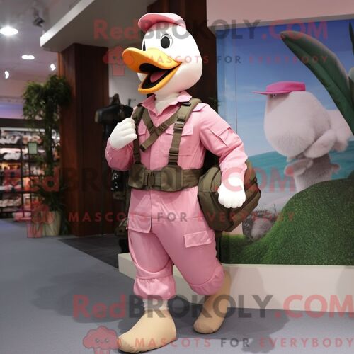Costume De Mascotte Redbrokoly De Pink Goose Habillé Avec Un Pantalon Cargo Et Des Ceintures De Smoking