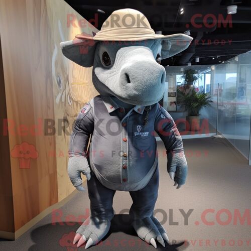 Costume De Mascotte Redbrokoly De Triceratops Gris Personnage Habillé D Un Jean Bootcut Et D Épingles À Chapeau