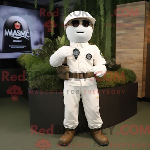 Costume De Mascotte Redbrokoly De Soldat Blanc Habillé D Un Pantalon Cargo Et De Montres-Bracelets