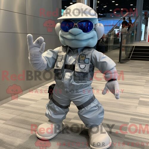 Costume Mascotte Redbrokoly De Pink Candy Personnage Habillé Avec Un Pantalon Capri Et Des Bérets