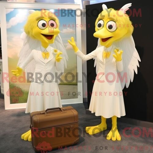 Mascotte Redbrokoly De Harpie Jaune Citron Personnage Habillé Avec Une Robe De Mariée Et Des Porte-Documents