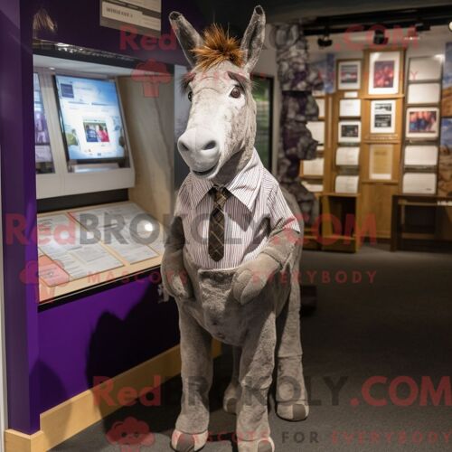 Costume De Mascotte Redbrokoly D Âne Habillé D Une Chemise Henley Et De Pochettes De Costume