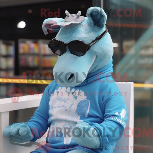 Costume Mascotte Redbrokoly De Tapir Bleu Habillé D Un T-Shirt Graphique Et De Lunettes De Lecture