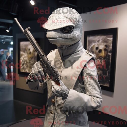 Costume De Mascotte Redbrokoly De Sniper Argenté Habillé D Un Col Roulé Et D Épinglettes