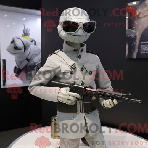 Costume De Mascotte Redbrokoly De Sniper Argenté Habillé D Un Col Roulé Et D Épinglettes