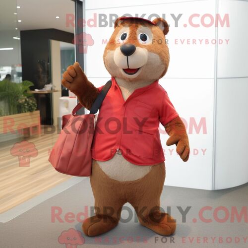 Personnage De Costume De Mascotte Redbrokoly De Castor Rouge Habillé Avec Un Jean Skinny Et Des Sacs Fourre-Tout