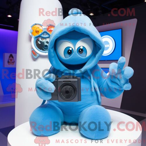 Personnage Mascotte Redbrokoly De Caméra Bleue Habillé Avec Un Sweat À Capuche Et Des Bagues