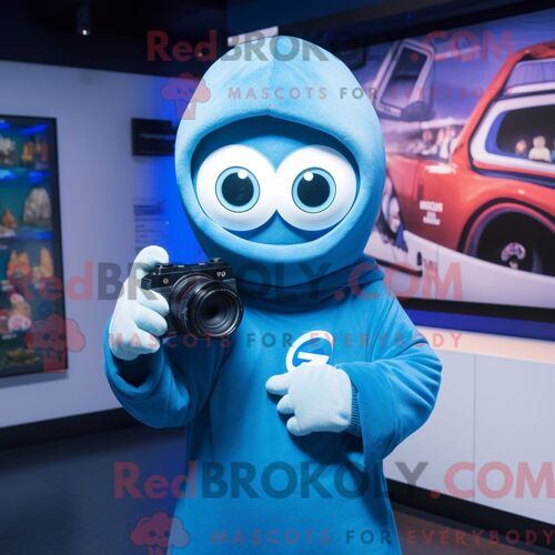 Personnage Mascotte Redbrokoly De Caméra Bleue Habillé Avec Un Sweat À Capuche Et Des Bagues