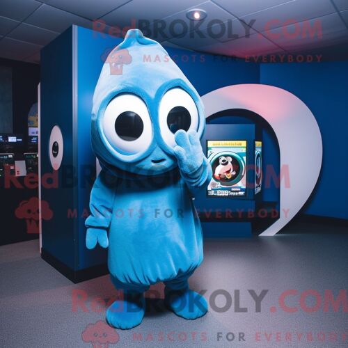 Personnage Mascotte Redbrokoly De Caméra Bleue Habillé Avec Un Sweat À Capuche Et Des Bagues