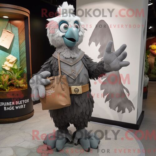 Personnage Mascotte Redbrokoly De Harpie Grise Habillé Avec Un T-Shirt À Col En V Et Des Sacs À Main