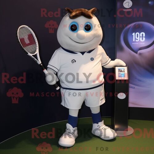 Personnage De Costume De Mascotte Redbrokoly De Raquette De Tennis Habillé Avec Une Chemise Oxford Et Des Montres Intelligentes