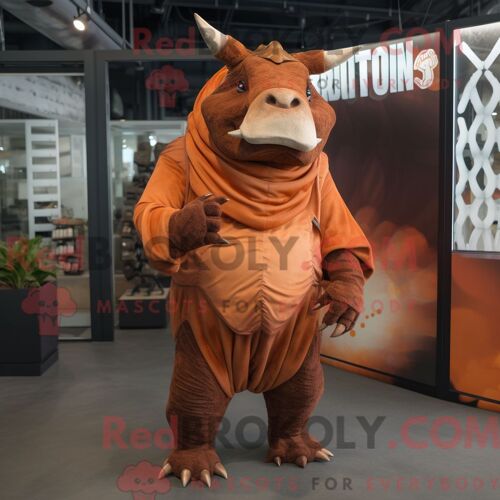 Personnage De Costume De Mascotte Redbrokoly De Rhinocéros Rouille Habillé D Un Camouflage Et De Ceintures De Smoking