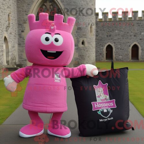 Personnage Mascotte Redbrokoly Du Château Irlandais Rose Habillé D Un T-Shirt Et De Sacs Fourre-Tout
