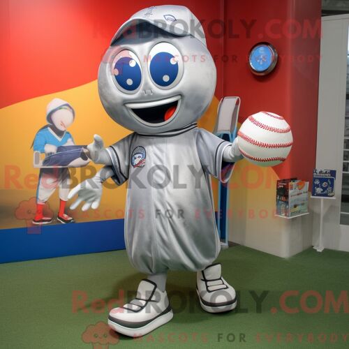 Costume De Mascotte Redbrokoly De Shakshuka Argenté Personnage Habillé Avec Un T-Shirt De Baseball Et Des Pinces À Chaussures